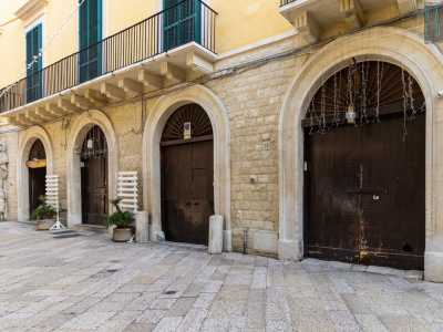 ...con portoni in legno scuro, cos� simili tra loro da non far capire quale sia l�effettivo ingresso